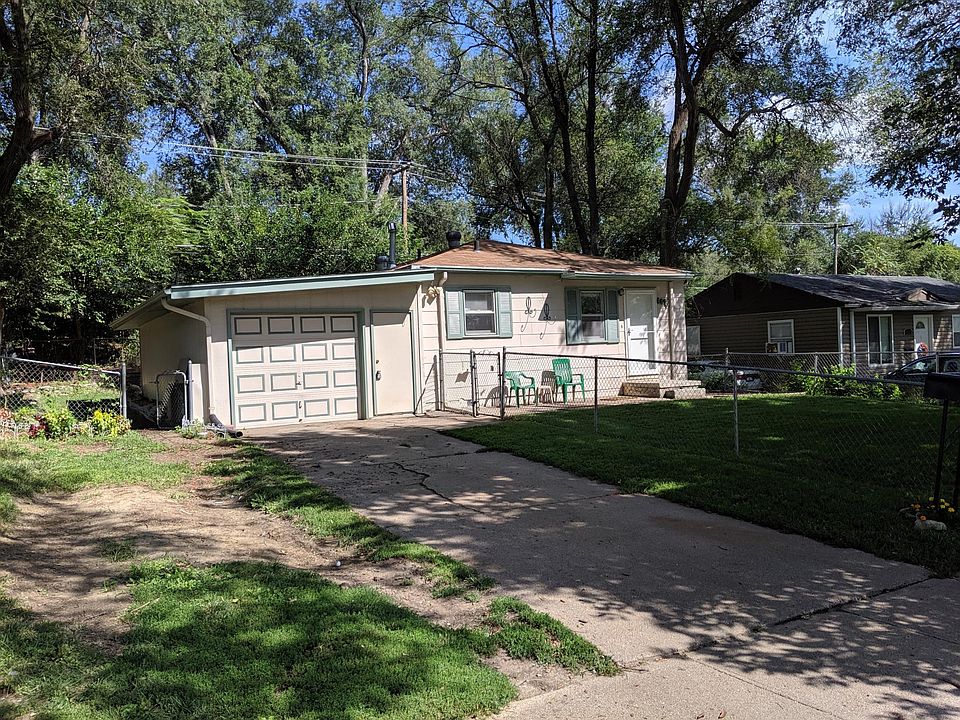 Fully fenced yard & 2 car deep garage