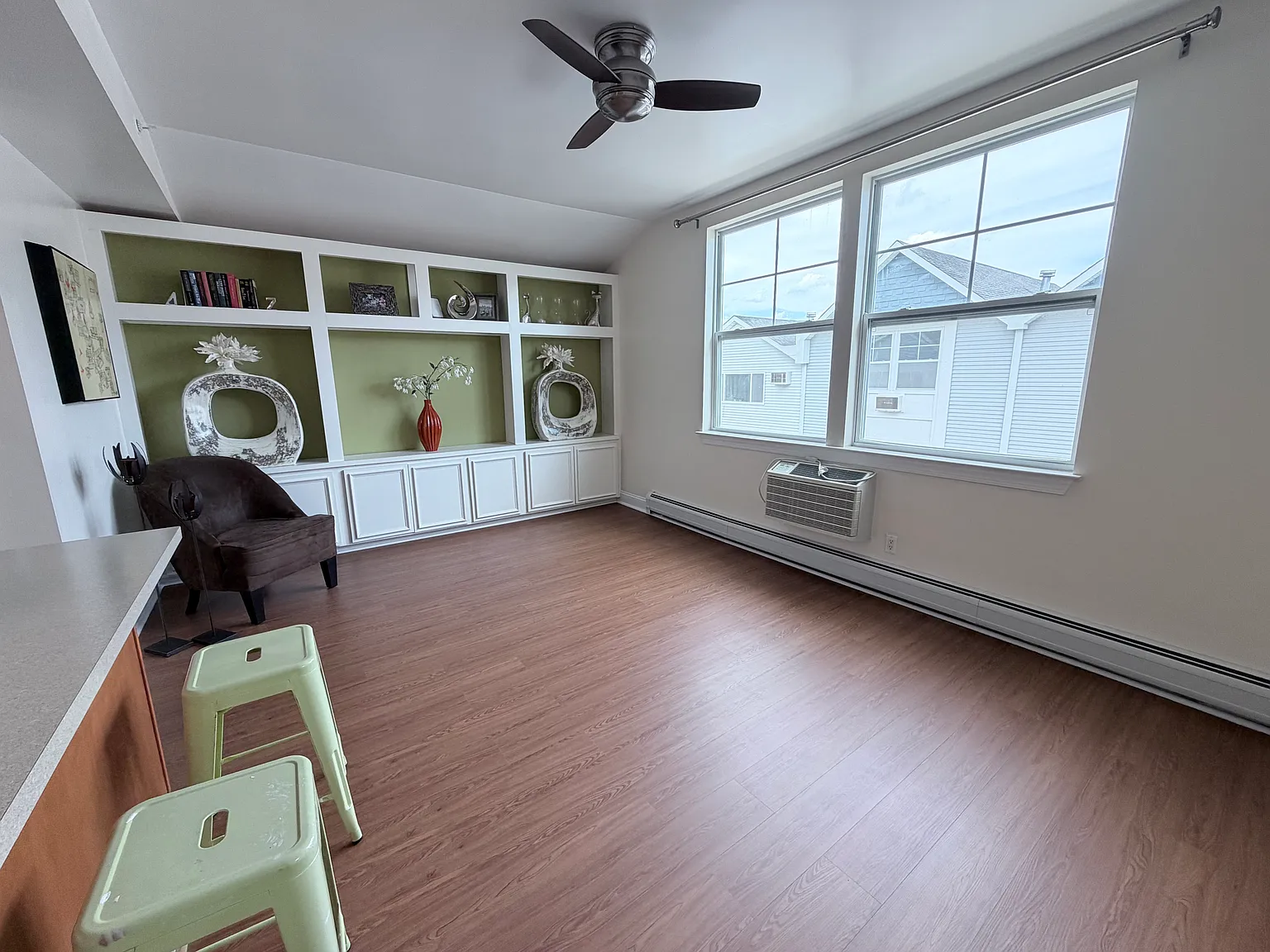 103 Cove Ct — Photo 2