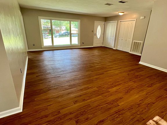 4th image of 2208 Yaupon Dr