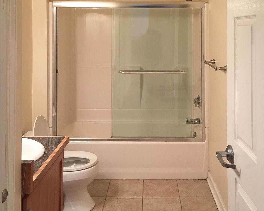 2520 East Carson Apartment - Bathroom