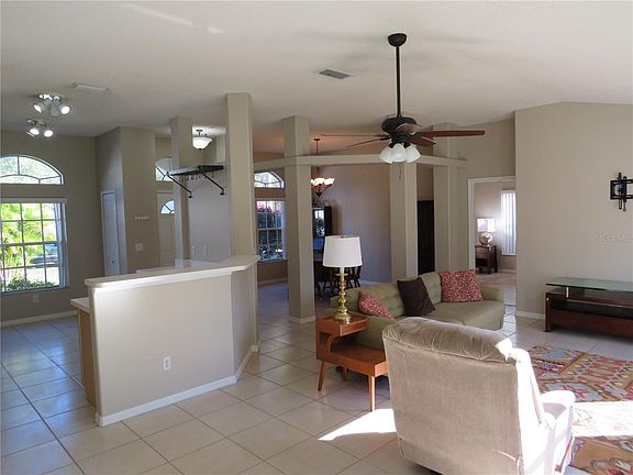 4th image of 10776 Oak Glen Cir