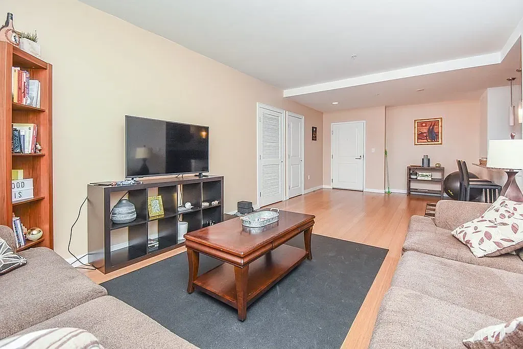 2 bed, 990 sqft, $4,800 — Photo 3