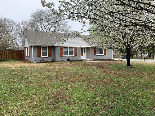 804 E John St Photo 1