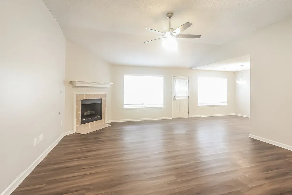 3 bed, 2.0 bath, 1449 sqft, $1,870 — Photo 3