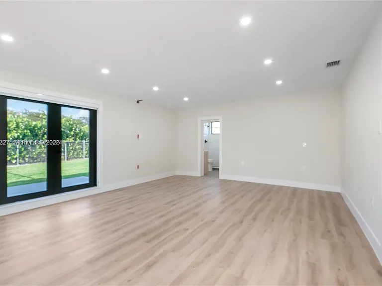 8421 SW 27th Ter — Photo 16