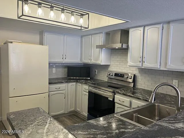 530 E Kerry Ln — Photo 28