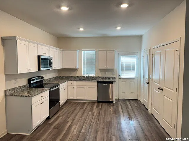 3 bed, 2.0 bath, 1205 sqft, $1,600 — Photo 2