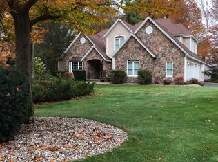 5 Harvest Ln, Gansevoort, NY 12831