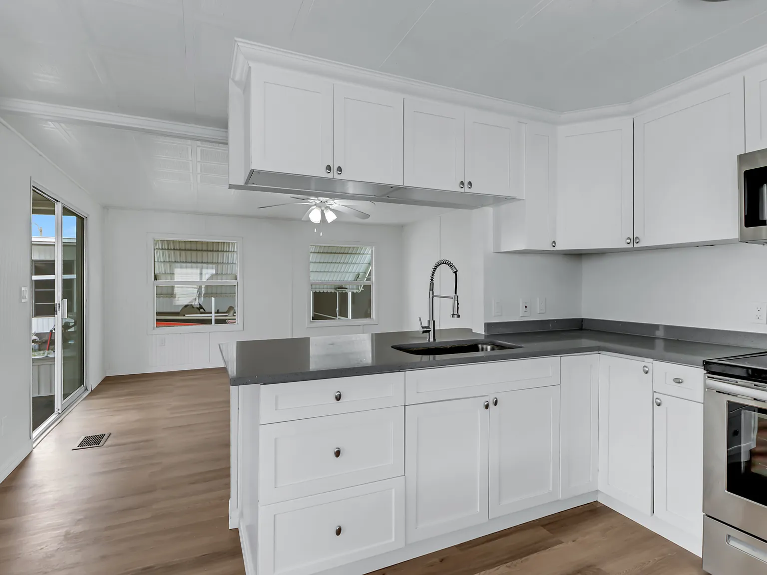 2 bed, 1.5 bath, 720 sqft, $1,425 — Photo 3