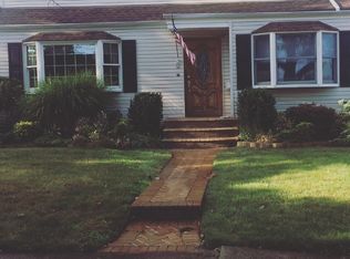 8 Yarmuth Rd, East Rockaway, NY 11518