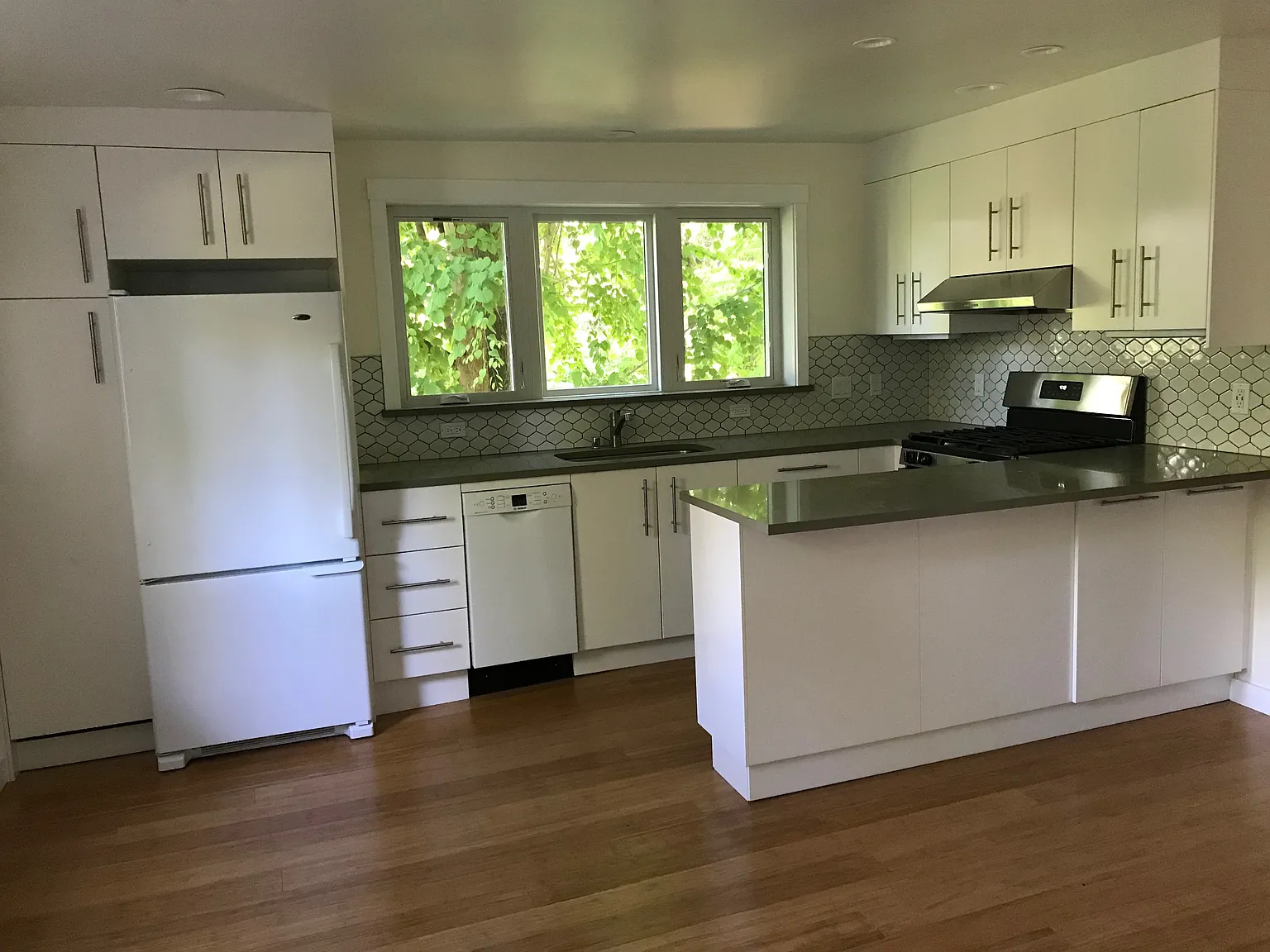 1 bed, 500 sqft, $2,100 — Photo 3