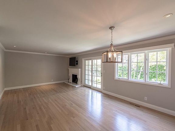 5th image of 714 University Dr