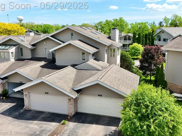21084 Boulder Cir, Northville, MI 48167