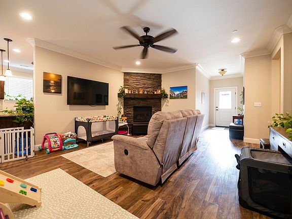 3rd image of 3753 Craftsman Ave