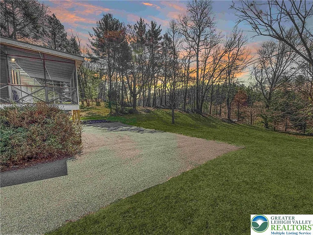 3 bed, 1.0 bath, 1214 sqft, $2,500 — Photo 2