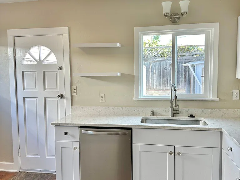 242 N Sierra Ave — Photo 7
