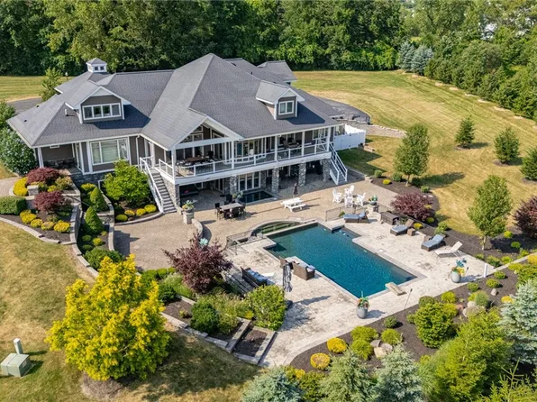 14 Poinciana Dr, Pittsford, NY 14534