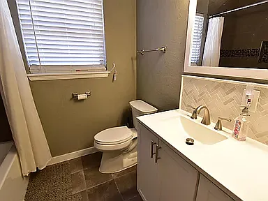 123 SE Surrey Ln — Photo 2