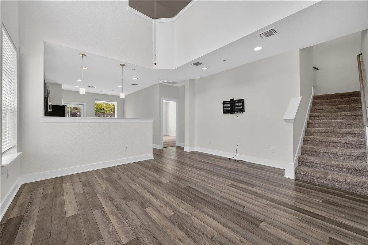 4 bed, 2.5 bath, 1930 sqft, $2,400 — Photo 3