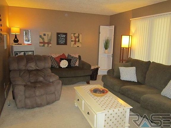 3rd image of 819 N Maplewood Dr