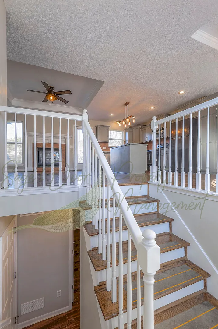 Spacious Split Level Home — Photo 4