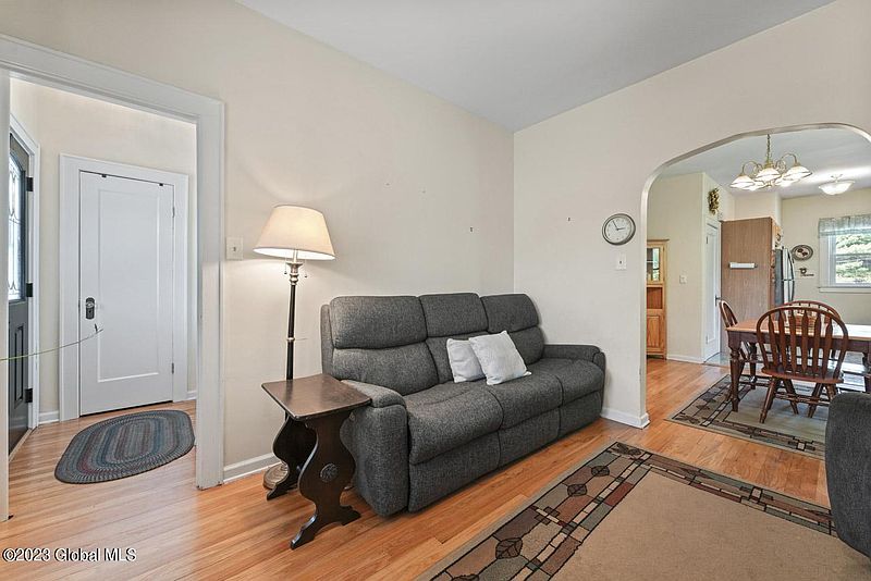 3rd image of 195 Berkshire Boulevard