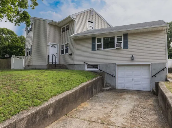 7 Wagon Lane E, Centereach, NY 11720