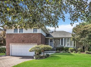 24 Sunbeam Rd, Syosset, NY 11791