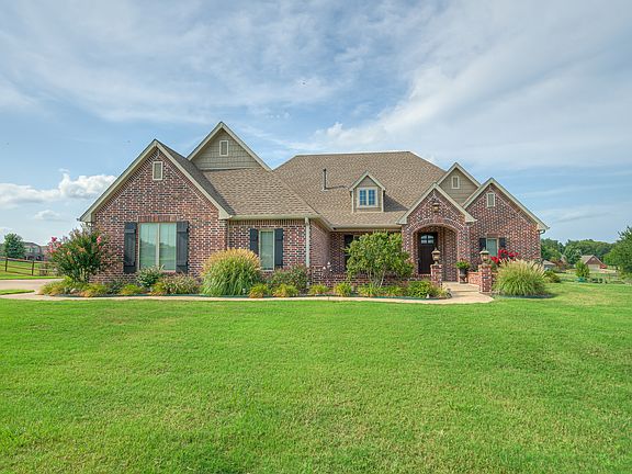 3rd image of 15397 Lakewood Ct