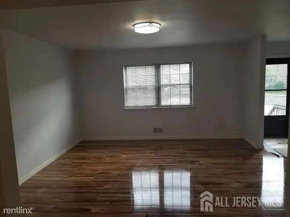 804 Maple Hill Dr, Woodbridge, NJ 07095