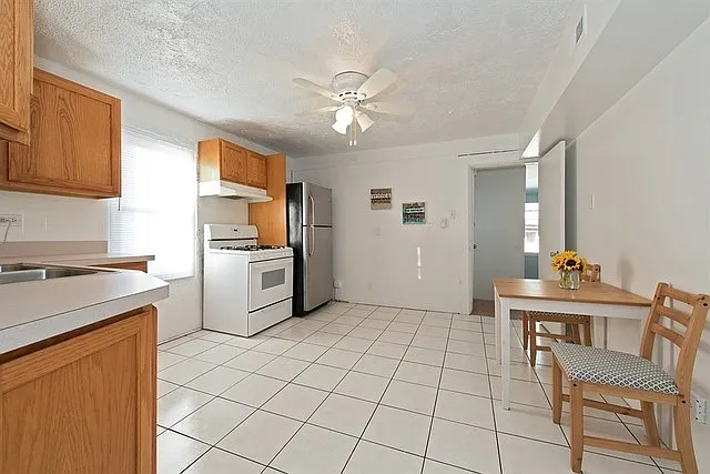 Ashland 2422 - kitchen and dining2_03282017