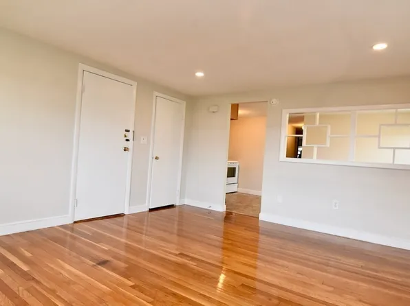 90 E Squantum St #4, Quincy, MA 02171