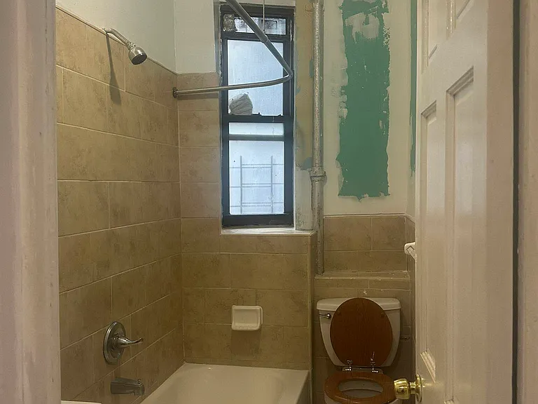 2090 Mohegan Ave #1B — Photo 8