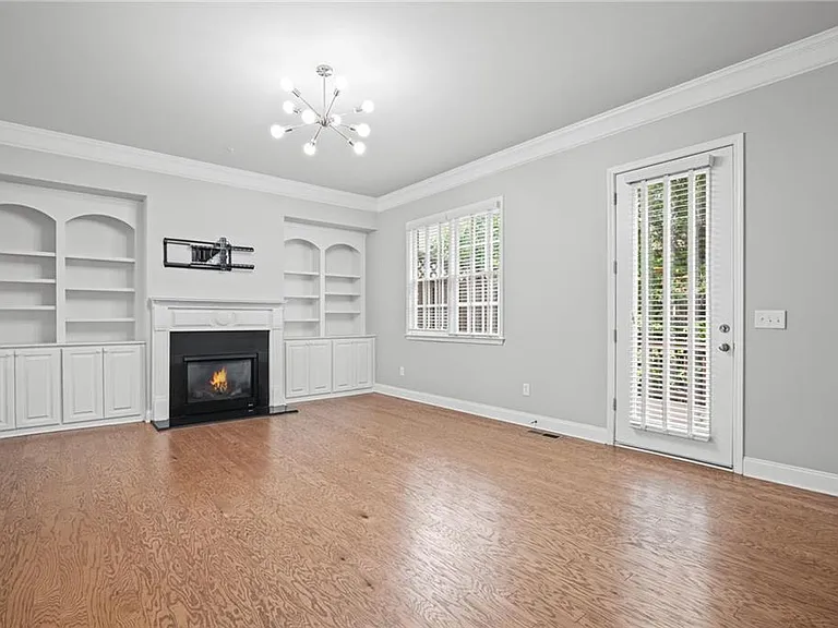 335 Rose Garden Ln — Photo 4