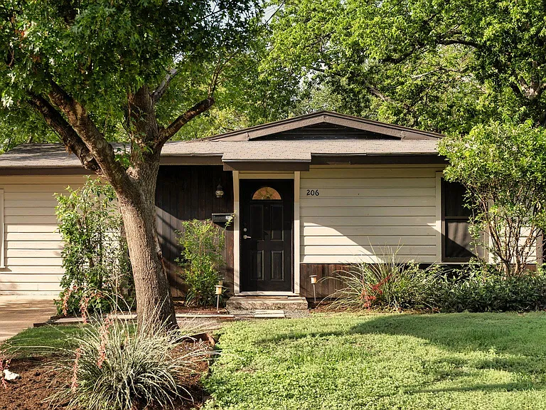 206 E Skyview Rd — Photo 1