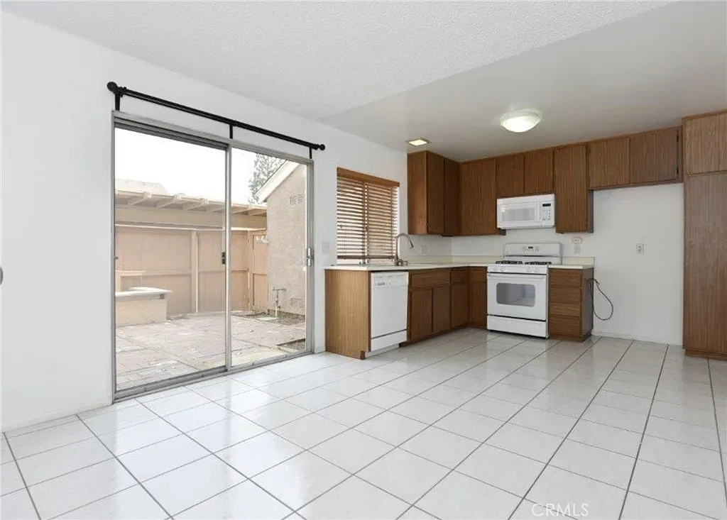 3 bed, 1.5 bath, 1121 sqft, $3,750 — Photo 2