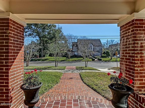 Beautiful View of Neighborhood