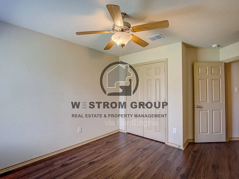 10721 Deauville Dr — Photo 32