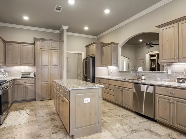 201 Doral Dr, Cave Springs, AR 72718