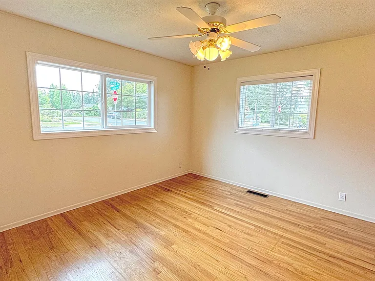 1480 SW Huntington Ave — Photo 10