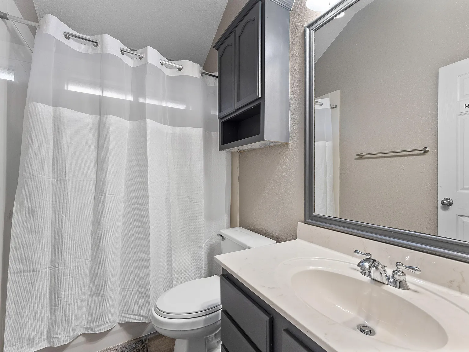 4 bed, 3.0 bath, 1923 sqft, $672 — Photo 4
