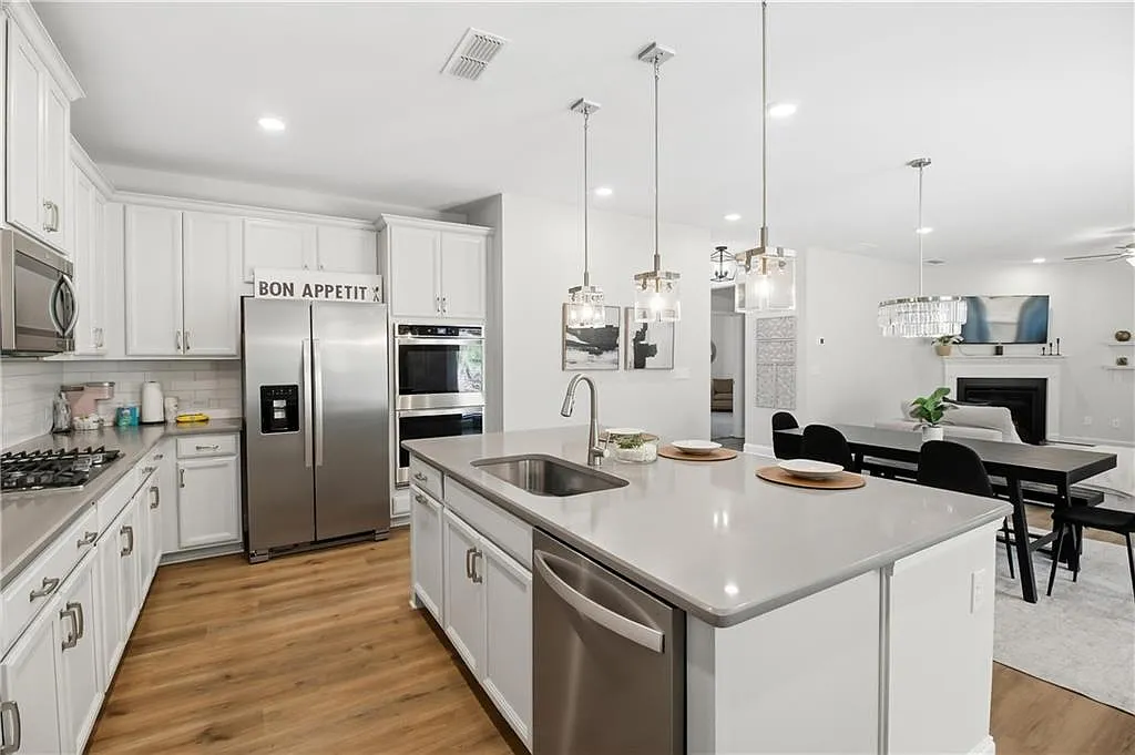 4 bed, 3.0 bath, 2930 sqft, $3,450 — Photo 4