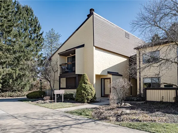 1100 Hampton Ridge Dr, Akron, OH 44313