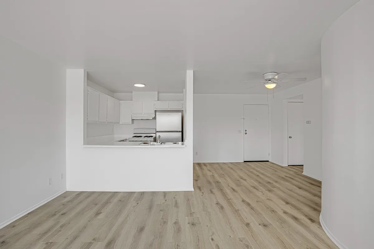Building Photo - 6825 Haskell Ave #304