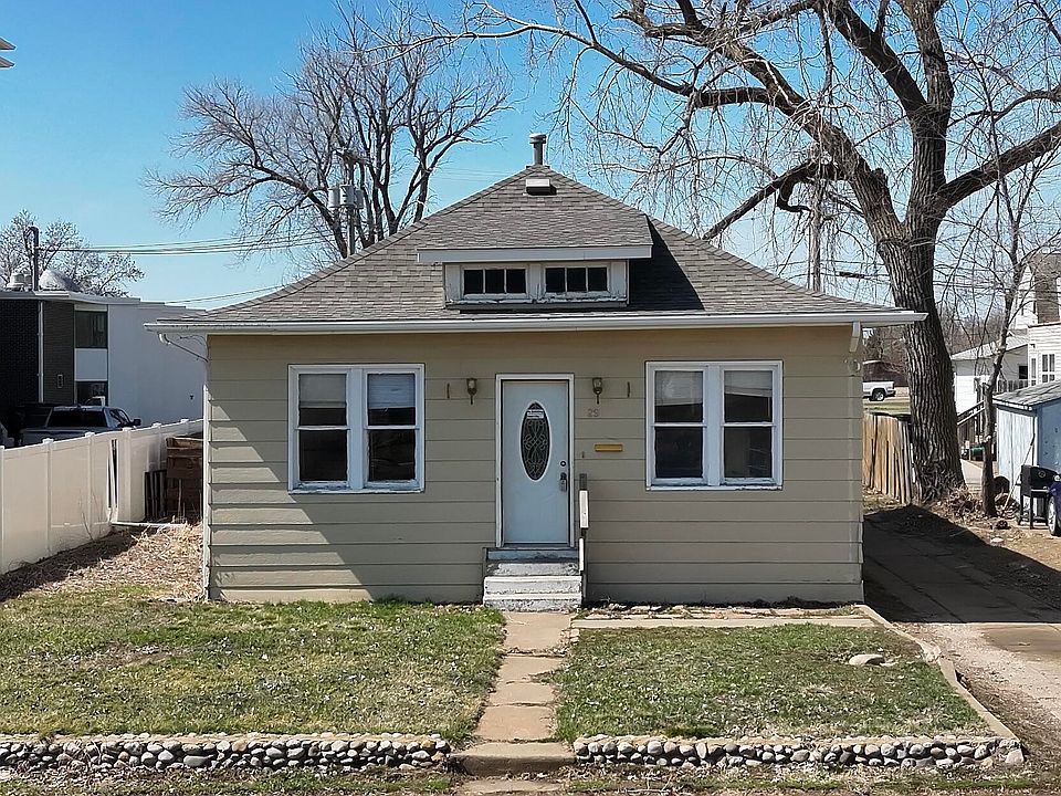 1st image of 29 10th Ave W