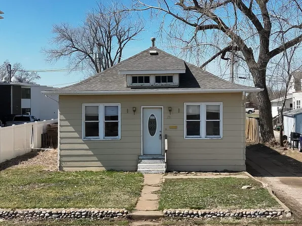 29 10th Ave W, Dickinson, ND 58601