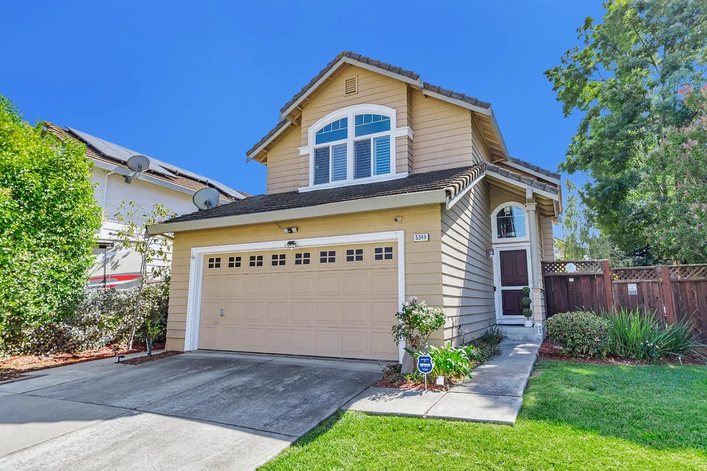 5349 Hillflower Dr photo 1