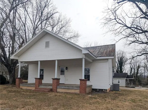 227 Cedarbrook Rd, Jonesville, NC 28642