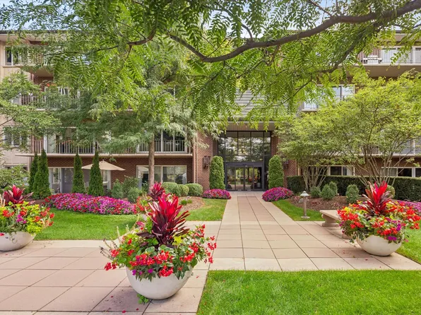 5 Oak Brook Club Dr APT S304, Oak Brook, IL 60523