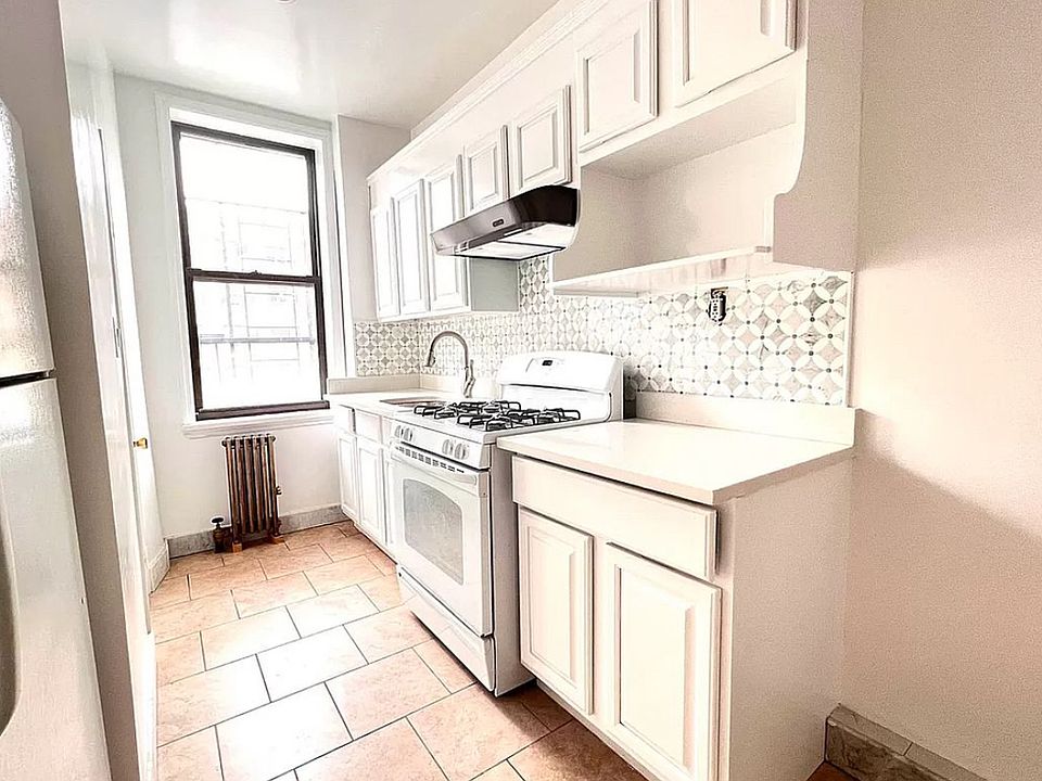 1st image of 149 Leonard St APT 3